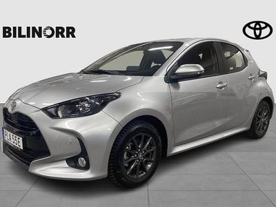 Silver Begagnad 2025 Toyota Yaris Hybrid Active Halvkombi | 249 900 kr (Marknadspris)