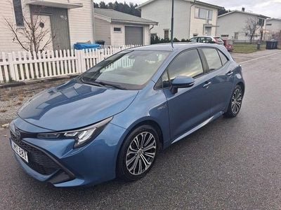 Blå Begagnad 2021 Toyota Corolla Hybrid Active Halvkombi | 179 900 kr (Bra pris)