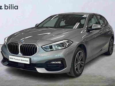 Grå Begagnad 2023 BMW 118 Halvkombi | 227 900 kr