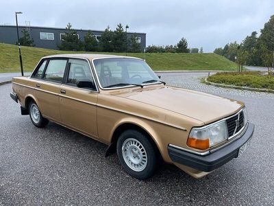 begagnad Volvo 244 2.3 4 växlar + OD GLE 112hk skinn servo toppskick