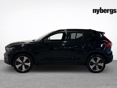 Svart Begagnad 2023 Volvo XC40 Core SUV | 319 000 kr (Marknadspris)