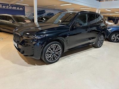 Svart Begagnad 2025 BMW X5 Comfort Edition SUV | 1 095 000 kr