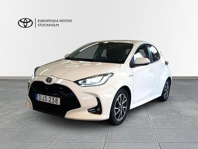 Vit Begagnad 2020 Toyota Yaris Hybrid Active Halvkombi | 184 900 kr (Marknadspris)