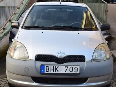 Begagnad Toyota Yaris 68 HK (50 kW) 2000 Grå Halvkombi
