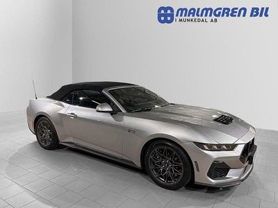 Grå (iconic silver) Begagnad 2024 Ford Mustang GT Cab | 749 000 kr