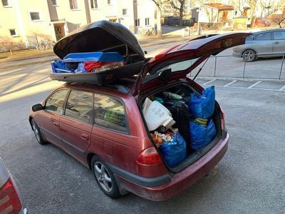 Röd. klarlacken har släppt på en hel del ställen. Begagnad 2001 Toyota Avensis Kombi | 5 000 kr