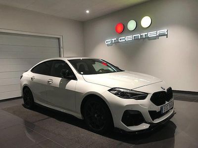 Vit/svart läder Begagnad 2020 BMW M235 M Performance Sedan | 389 900 kr (Bra pris)