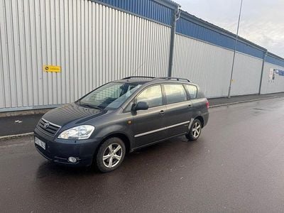 Grå Begagnad 2002 Toyota Avensis Verso Minibuss | 33 900 kr