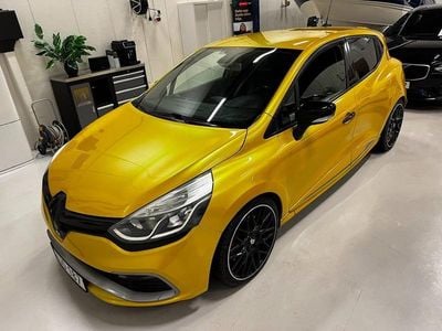 Gul Begagnad 2013 Renault Clio R.S. R.S. Halvkombi | 117 800 kr