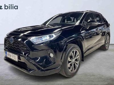 Svart Begagnad 2021 Toyota RAV4 Hybrid SUV | 369 900 kr (Marknadspris)