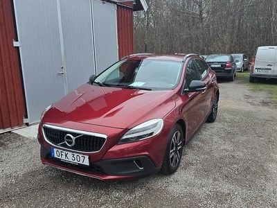 Röd Begagnad 2017 Volvo V40 CC Momentum Kombi | 120 000 kr (Marknadspris)