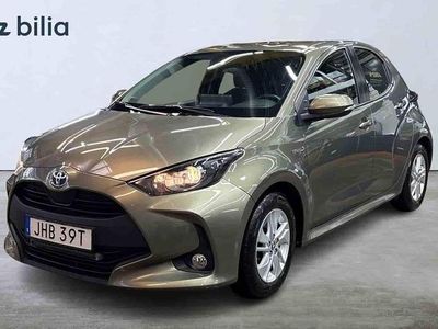 Grön Begagnad 2021 Toyota Yaris Hybrid Active Halvkombi | 204 900 kr (Marknadspris)