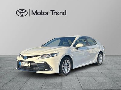 Vit Begagnad 2022 Toyota Camry Hybrid Executive Sedan | 329 900 kr (Marknadspris)