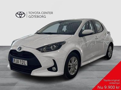 Vit Begagnad 2022 Toyota Yaris Hybrid Active Halvkombi | 209 900 kr (Marknadspris)