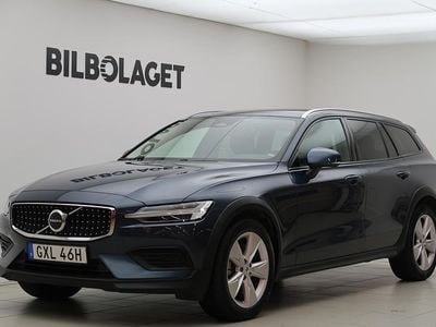Blå Begagnad 2024 Volvo V60 CC Core Kombi | 389 500 kr (Marknadspris)