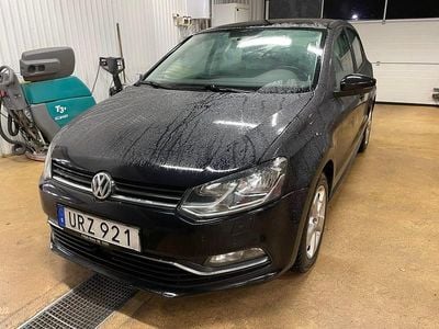 Svart metallic Begagnad 2017 VW Polo Halvkombi | 109 000 kr (Marknadspris)