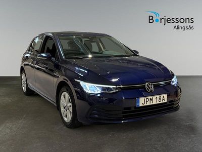 Blå Begagnad 2022 VW Golf VIII Life Halvkombi | 199 900 kr (Superpris)