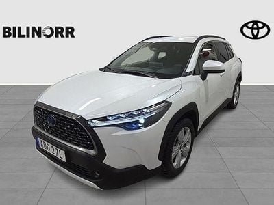 Vit Begagnad 2022 Toyota Corolla Cross Style SUV | 359 900 kr (Marknadspris)