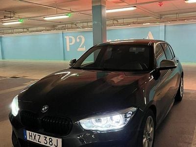 Begagnad BMW 118 136 HK (100 kW) 2019 Svart Halvkombi