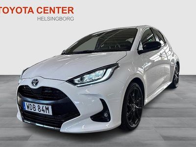Vit Begagnad 2023 Toyota Yaris Hybrid Style Halvkombi | 249 900 kr (Marknadspris)
