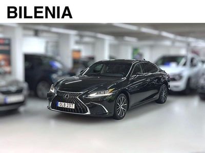 Svart Begagnad 2024 Lexus ES300H Limited Edition Sedan | 429 900 kr (Marknadspris)