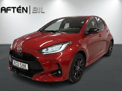 Röd Begagnad 2023 Toyota Yaris Hybrid Style Halvkombi | 244 800 kr (Marknadspris)