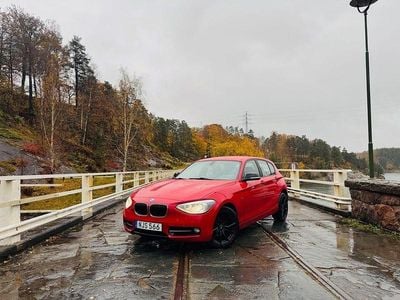 Begagnad BMW 118 Sport Line 143 HK (105 kW) 2014 Röd Halvkombi