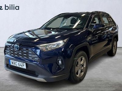 Mörkblå Begagnad 2022 Toyota RAV4 Hybrid Active SUV | 309 900 kr (Bra pris)