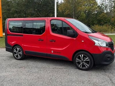 Röd Begagnad 2015 Renault Trafic Minibuss | 169 800 kr