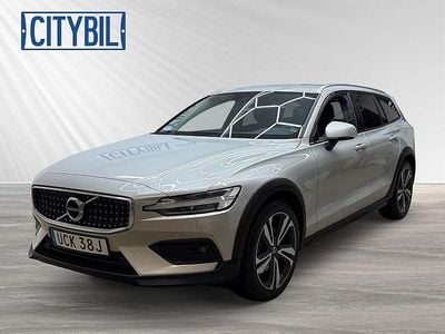 Begagnad Volvo V60 CC Pro 197 HK (144 kW) 2022 Birch light metallic Kombi