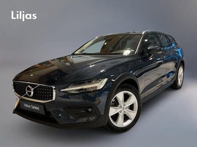 Mörkblå Begagnad 2020 Volvo V60 CC SE Kombi | 329 900 kr (Marknadspris)