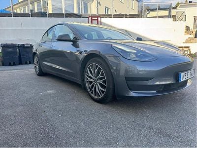 Grå Begagnad 2021 Tesla Model 3 Standard Range Plus Sedan | 265 000 kr (Marknadspris)
