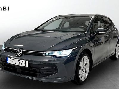 Mörkgrå Begagnad 2024 VW Golf VIII Life Halvkombi | 319 900 kr (Marknadspris)