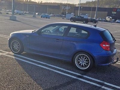 Metalick blå väldigt unik. Begagnad 2009 BMW 118 Halvkombi | 30 000 kr (Bra pris)