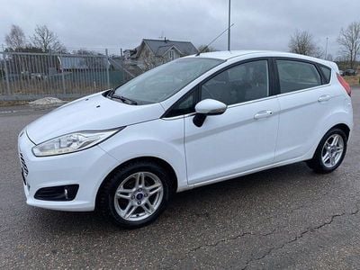 Begagnad Ford Fiesta Titanium 101 HK (74 kW) 2016 Vit Halvkombi