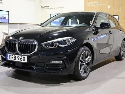 Svart Begagnad 2022 BMW 118 Sport Line Halvkombi | 228 800 kr (Bra pris)