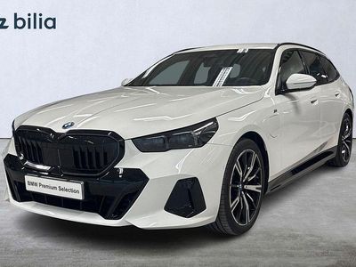 Vit (alpinvit) Begagnad 2025 BMW 530e M Sport Kombi | 679 900 kr (Marknadspris)