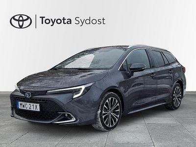 Grå Begagnad 2024 Toyota Corolla Style Kombi | 304 900 kr (Marknadspris)