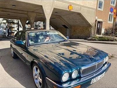 Begagnad Jaguar XJ 211 HK (155 kW) 1995 Jaguargrön Sedan