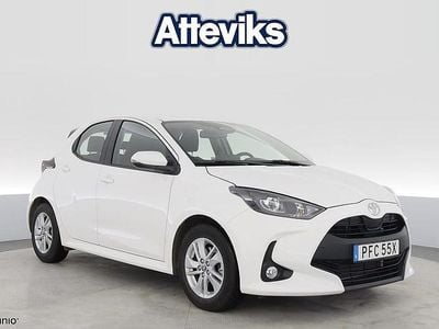 Vit Begagnad 2024 Toyota Yaris Hybrid Halvkombi | 234 900 kr (Bra pris)