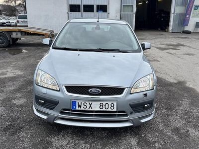 begagnad Ford Focus Ghia 1.6 Ti-VCT ny besiktad låg mil 10000mil