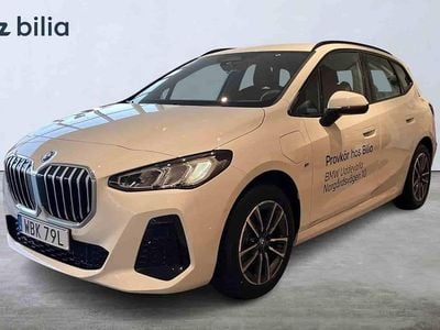 Vit Begagnad 2024 BMW 225 Active Tourer Shadowline Minibuss | 469 000 kr