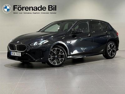 Svart Begagnad 2025 BMW 120 Shadowline Halvkombi | 369 000 kr (Marknadspris)