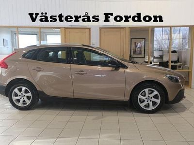 Begagnad Volvo V40 Momentum 190 HK (139 kW) 2015 Brun Halvkombi