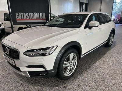 Vit Begagnad 2020 Volvo V90 CC Momentum Kombi | 278 000 kr (Marknadspris)