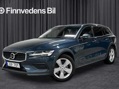 Mörkblå Begagnad 2019 Volvo V60 CC Kombi | 199 000 kr (Marknadspris)