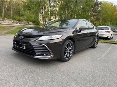 Mörk brun metallic Begagnad 2023 Toyota Camry Sedan | 345 000 kr