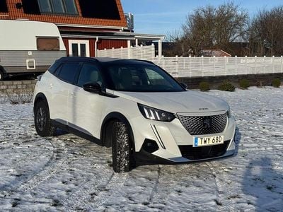 Begagnad Peugeot e-2008 GT 100 kW (136 HK) 2021 Pärlemor SUV
