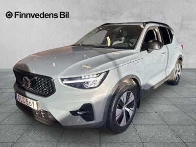 Grå Begagnad 2023 Volvo XC40 Plus SUV | 359 000 kr (Marknadspris)