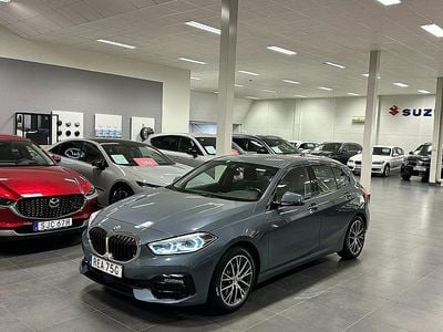 Grå Begagnad 2020 BMW 118 Shadowline Halvkombi | 239 900 kr (Marknadspris)